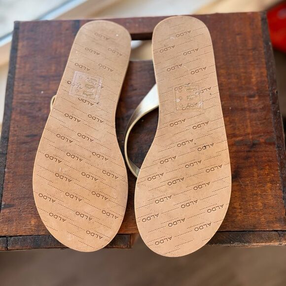 Aldo womens sandals size 8 gold leather flip flops coastal resort wear - Picture 3 of 4